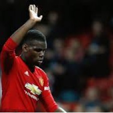 Pogba portant un maillot pour indiquer qu'il reste dans l'équipe